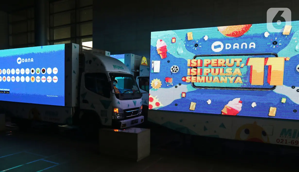Mobil 11.11 bersiap untuk konvoi di Jakarta, Kamis (7/11/2019). Konvoi Mobil 11.11 digelar untuk mendorong animo masyarakat dalam menikmati kenyamanan dan keamanan bertransaksi digital melalui DANA. (Liputan6.com/Herman Zakharia)