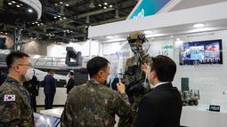 Seorang peserta pameran dari perusahaan industri militer memperkenalkan sejumlah produk kepada para perwira militer dalam Pameran Pertahanan dan Keamanan Korea Selatan 2020 di Korea International Exhibition Center di Goyang, Provinsi Gyeonggi, Korea Selatan (18/11/2020). (Xinhua/Wang Jingqiang)