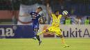 Pemain Sriwijaya FC Syakir Sulaiman berebut bola dengan pemain Arema  pada laga semifinal Piala Presiden di Stadion Manahan, Solo, Minggu (11/10/2015). Sriwijaya menang 2-1. (Bola.com/Nicklas Hanoatubun).