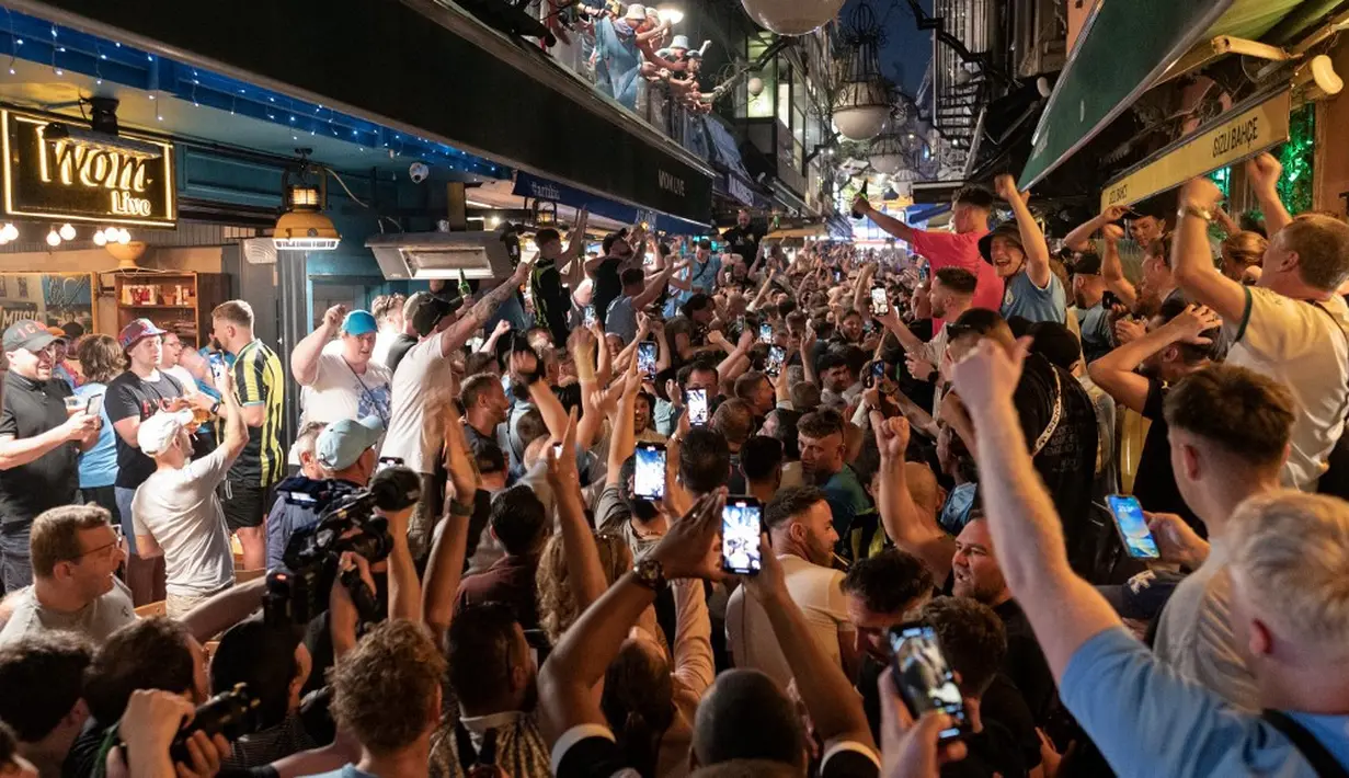 <p>Euforia final Liga Champions antara Manchester City dan Inter Milan mulai terasa. Suporter kedua klub sudah berkumpul di Istanbul. (Umit Turhan Coskun/AFP)</p>