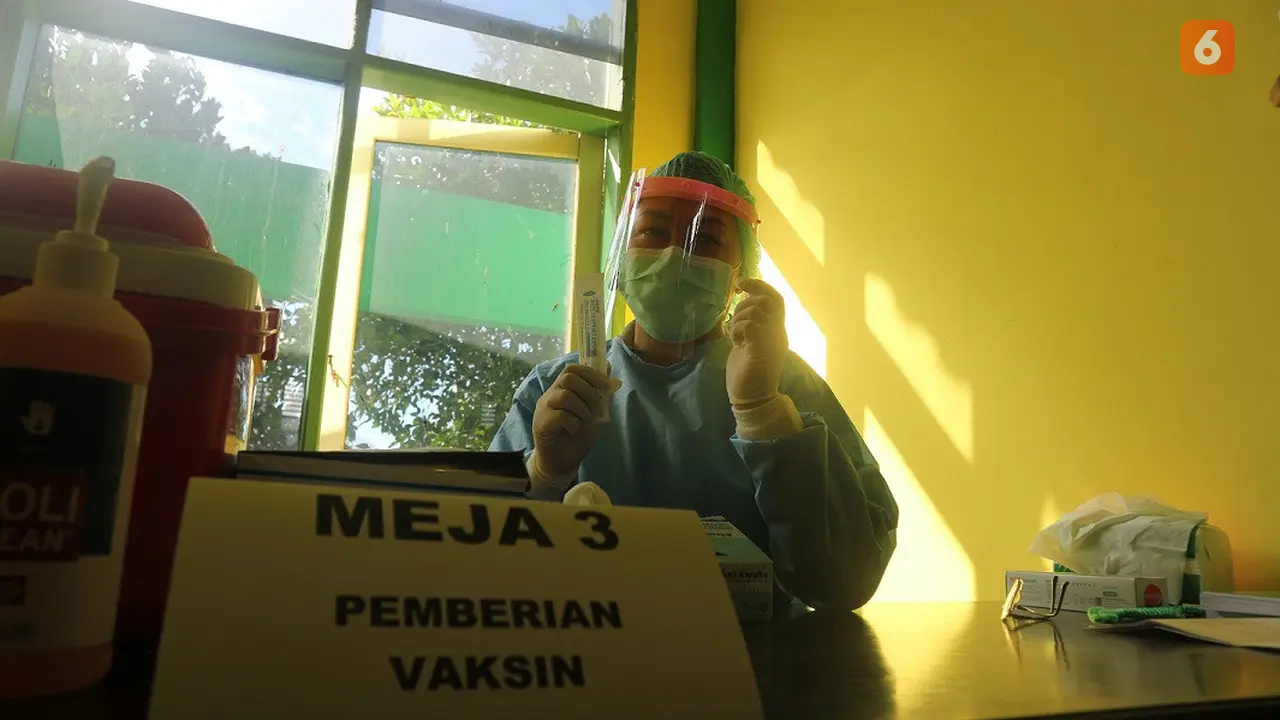 Petugas vaksinator Puskesmas Kawatuna, Kota Palu
