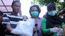 Petugas BNN memperlihatkan barang bukti shabu di lapangan BNN, Jakarta, Kamis ,(7/5/2015). Barang Bukti berupa shabu, ganja, canna chocolate, happy cookies siap dimusnahkan oleh petugas BNN. (Liputan6.com/Helmi Afandi)