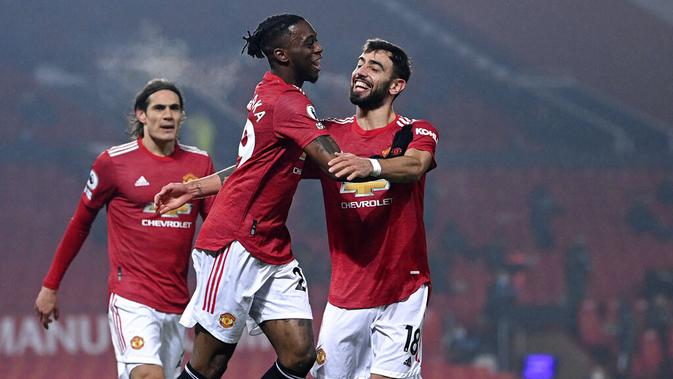 Pemain Manchester United, Aaron Wan-Bissaka, melakukan selebrasi usai mencetak gol ke gawang Southampton pada laga Liga Inggris di Stadion Old Trafford, Selasa (2/2/2021). Setan Merah menang dengan skor 9-0. (Laurence Griffiths/Pool via AP)