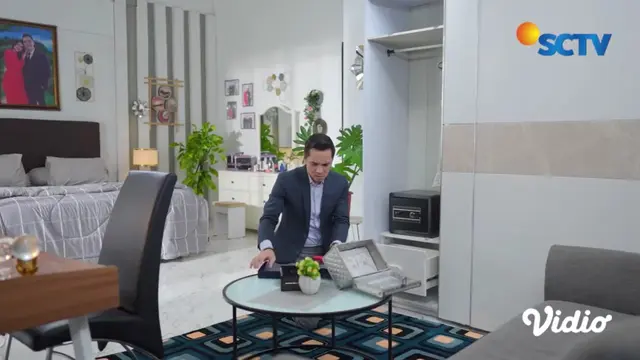 Tangkapan layar YouTube SCTV pada episode 58 saat Aksa sedang cek perhiasan yang diberikan untuk Bella. (Foto: Liputan6.com/Rahmadina Sundari)