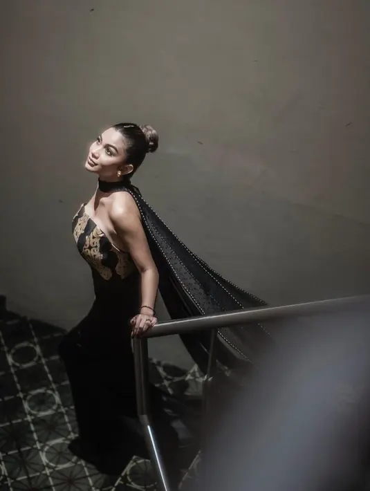 Memadukan batik sebagai dress untuk gala premier juga pernah dilakukan oleh Ariel Tatum. Bahkan, penampilannya dengan batik motif Kamoro Papua ini terlihat begitu memesona. (Liputan6.com/IG/@arieltatum)