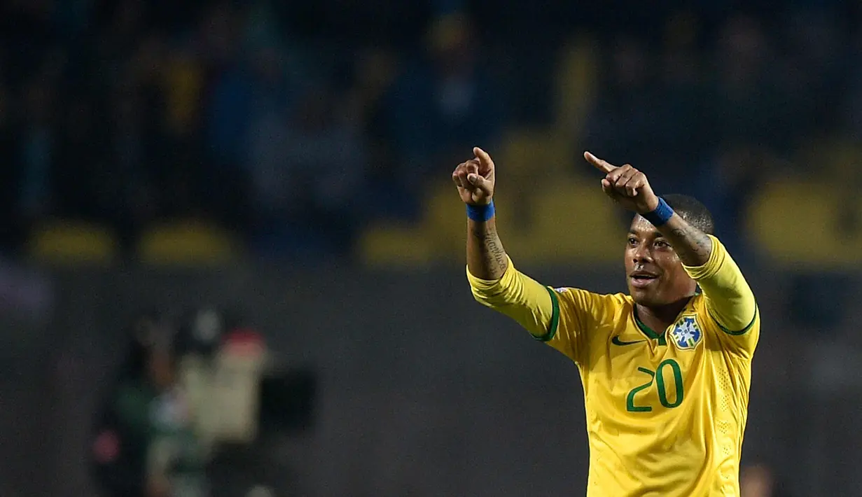Robinho berselebrasi saat berseragam timnas Brasil melawan Paraguay pada Copa America 2015  di Concepcion, Chile, 27 Juni 2015. Melalui pengacaranya, Robinho membantah semua tuduhan tersebut dan akan mengajukan banding. (AFP Photo/Juan Mabromata)