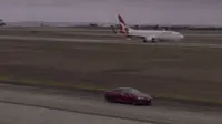 Tesla Model S P90D adu kecepatan dengan Boeing 737-800 milik maskapai Qantas. 