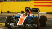 Pebalap Manor Racing, Pascal Wehrlein, sedang beraksi pada sesi latihan bebas kedua F1 GP Singapura di Sirkuit Jalan Raya Marina Bay, Jumat (16/9/2016). (Bola.com/Twitter/ManorRacing)
