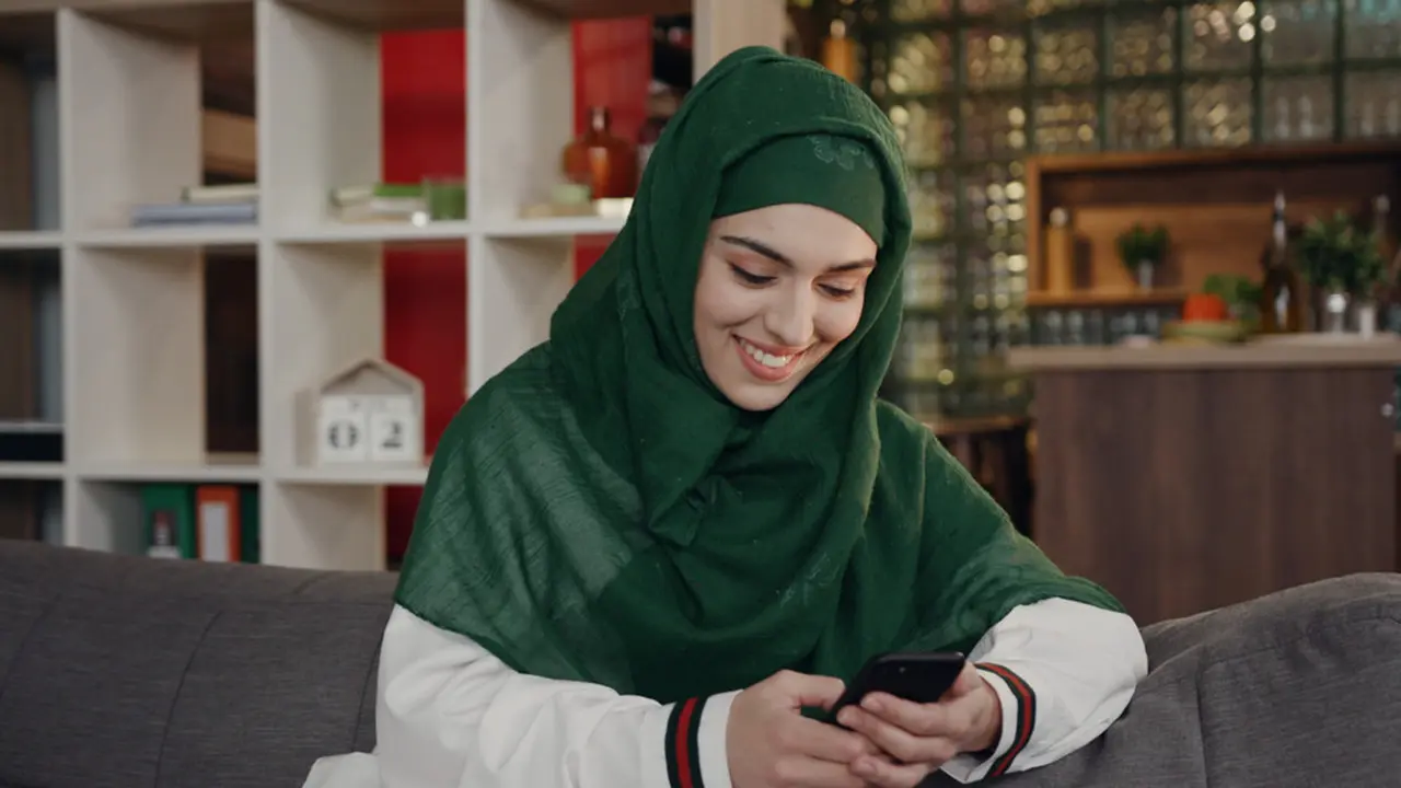 Ilustrasi melihat resep makanan dari smartphone.