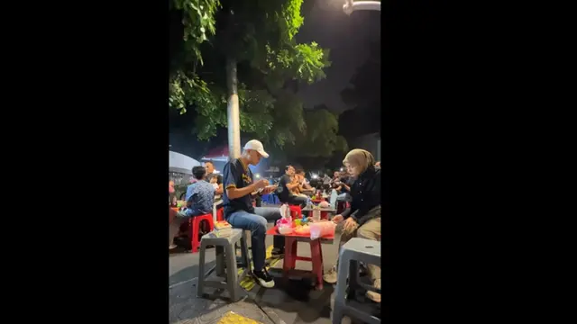 Ganjar Pranowo Makan Gultik Blok M Bareng Istri, Asyik Nyanyi Saat Pengamen Beraksi