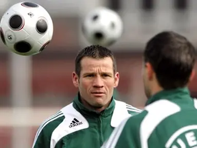 Euro 2008 football championships referee Pieter Vink of the Netherlands takes part in a preparatory workshop for referees and assistant referees on April 17, 2008 in Regensdorf, near Zurich. AFP PHOTO / Fabrice Coffrini