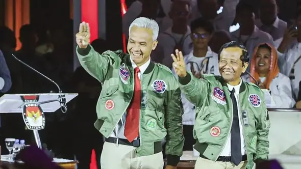 Keduanya kompak mengenakan bomber jaket warna hijau dari timechineco. Jaket bomber seharga Rp749 ribu ini ditambah dengan berbagai patch.  [@ganjar_pranowo]