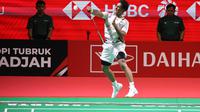 Tunggal putra Indonesia, Alwi Farhan, menunjukkan performa gemilang dan berhasil mengamankan satu tempat di babak final Indonesia Masters 2026 di Istora Senayan, Jakarta, Sabtu (24/1/2026). Ia menyingkirkan wakil Taiwan, Chi Yu Jen, dengan skor telak dua gim langsung, 21-11 dan 21-12. (Bola.com/M Iqbal Ichsan)