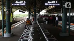 Calon penumpang Kereta Api Jarak Jauh menanti waktu keberangkatan di Stasiun Gambir, Jakarta, Rabu (16/12/2020). Selama Natal dan Tahun Baru 2020/2021 (18 Desember 2020 - 6 Januari 2021), PT KAI Daop 1 Jakarta akan mengoperasikan 47 KA jarak jauh setiap harinya. (Liputan6.com/Helmi Fithriansyah)