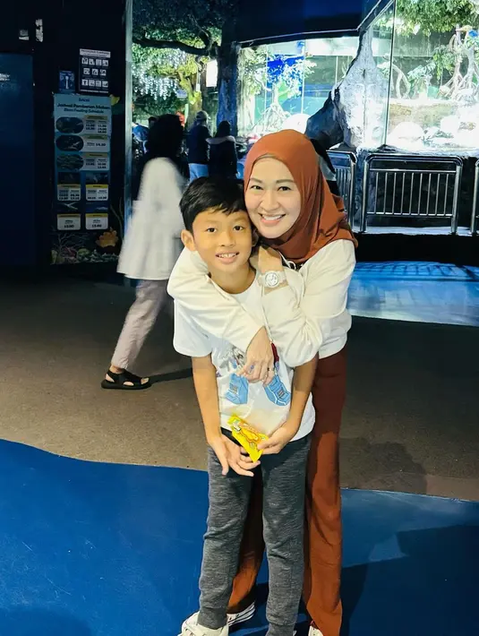 Dalam keterangan fotonya, ibunda Kiesha Alvaro itu filosofi hidupnya. Bahwa ketenangan bisa didapatkan dengan berdamai dengan masa lalu. [Instagram/okieagustina_]