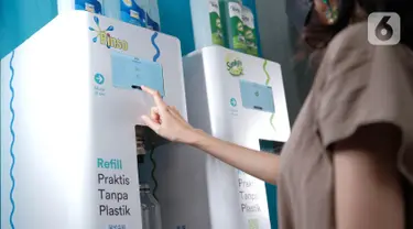 Pengunjung mengisi ulang produk perawatan rumah tangga di Apartemen Kalibata City, Jakarta, dan Pasar Modern BSD, Tangerang (11/3/2022). Isi perawatan rumah tangga  atau refill station berupa Rinso dan Sunlight merupakan kolaborasi Unilever Indonesia dengan QYOS. (Liputan6.com/HO/Ading)