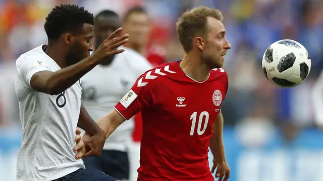 FOTO: Denmark Dampingi Prancis Lolos ke Babak 16 Besar
