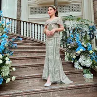 Busana kondangan memiliki banyak rupa selain kebaya, seperti busana Prilly. Gunakan dress off shoulder dengan detail manik-manik yang memberi kesan mewah. [Instagram/prillylatuconsina96]