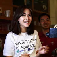 Banyak kedai kopi bermunculan saat ini, Anisa Rahma juga tak mau ketinggalan untuka membuka bisnis minuman bernuansa pahit ini. (Deki Prayoga/Bintang.com)