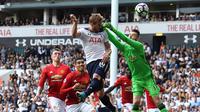 Striker Tottenham Hotspur, Harry Kane, duel udara dengan kiper Manchester United, David de Gea pada laga lanjutan Premier League, di Stadion White Hart Lane, Minggu (14/5/2017). Tottenham Hotspur menang 2-1. (AFP/Ben Stansall)