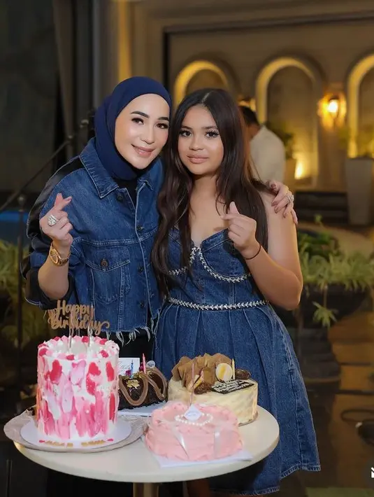 Dress denim tersebut senada dengan ibundanya yang mengenakan jaket crop denim. Wajah Arlova pun dipulas riasan natural mengaplikasikan lipstik nude. Rambut panjang coklatnya dibiarkan terurai belah dua. [@erintaulany]