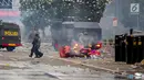 Polisi membuat barikade saat menghalau mahasiswa dalam demonstrasi menolak pengesahan RUU KUHP dan revisi UU KPK di depan Gedung DPR, Jakarta, Selasa (24/9/2019). Demonstrasi berujung ricuh saat mahasiswa berusaha masuk ke area Gedung DPR. (Liputan6.com/Faizal Fanani)