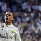 Bek Real Madrid, Pepe, merayakan gol yang dicetaknya ke gawang Valencia pada laga La Liga di Stadion Santiago Bernabeu, Sabtu (9/5/2015). (AFP/Gerard Julien)