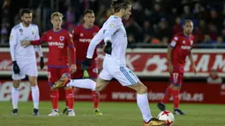 Aksi Gareth Bale saat melakukan tendangan penalti ke gawang CD Numancia pada laga Copa Del Rey di Nuevo Estadio Los Pajaritos stadium, Soria, (4/1/2018). Madrid menang 3-0. (AFP/Cesar Manso)