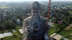 Foto udara pada 18 Mei 2019 memperlihatkan patung Buddha raksasa yang sedang dibangun di pagoda Khai Nguyen di distrik Son Tay, pinggiran Hanoi. Vietnam akan memiliki salah satu patung Buddha terbesar se-Asia Tenggara ketika pembangunannya selesai. (Photo by Manan VATSYAYANA/AFP)