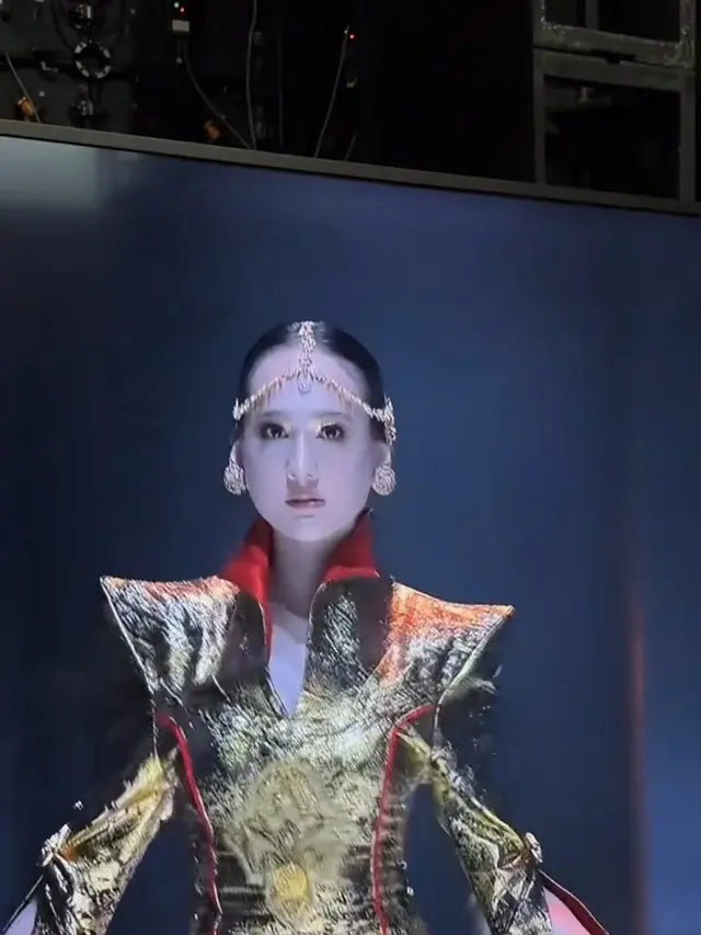 7 Potret Laura Moane di Catwalk JF3, Tampil Menyala dengan Busana Emas