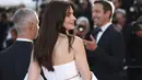 Anne Hathaway berpose dengan Jeremy Strong setibanya di pemutaran perdana film 'Armageddon Time' di festival film internasional ke-75, Cannes, Prancis selatan (19/5/2022). (AP Photo/Vianney Le Caer)