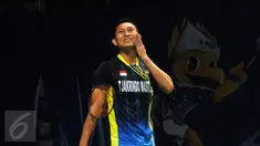 Tunggal putera Indonesia, Sony Dwi Kuncoro mengusap wajah saat laga melawan pemain Hongkong Hu Yun di 16 besar BCA Indonesia Open, Jakarta, Kamis (6/2/2016). Sony kalah 12-21, 15-21, 16-21. (Liputan6.com/Helmi Fithriansyah)