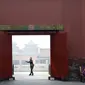 Pengunjung mengenakan masker saat berjalan di Kota Terlarang, Beijing, China, Jumat (1/5/2020). Kota Terlarang kembali dibuka setelah ditutup lebih dari tiga bulan karena pandemi virus corona COVID-19. (AP Photo/Mark Schiefelbein)