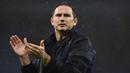 Pelatih kepala Everton, Frank Lampard memberikan tepuk tangan setelah laga lanjutan Liga Inggris 2022/2023 melawan Manchester City di Etihad Stadium, Manchester, 31 Desember 2022. Lampard dipecat The Toffees pada Senin (23/1/2023) malam WIB. Everton kala itu harus terdampar di posisi ke-19 klasemen dengan 15 poin dari 20 laga, selisih dua angka dari zona aman. (AFP/Oli Scarff)