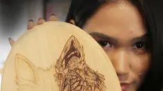 Siapa sangka, bermodal solder yang dimodifikasi, seorang seniman lukis bakar bisa menghasilkan lukisan yang kita semakin diminati.