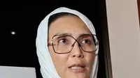 Menabur bunga di makam Mat Solar sebagai penghormatan terakhir, Rieke Diah Pitaloka melantun salam perpisahan kepada lawan mainnya di Bajaj Bajuri. (Foto: Dok. YouTube Serba Serbi Selebriti)