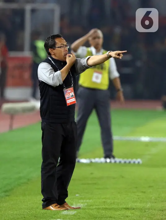 Pelatih Persebaya, Aji Santoso memberi arahan pada timnya saat laga melawan Persija pada lanjutan Shopee Liga 1 Indonesia di Stadion Utama Gelora Bung Karno Jakarta, Selasa (17/12/2019). Persija kalah 1-2 dari Persebaya. (Liputan6.com/Helmi Fithriansyah)