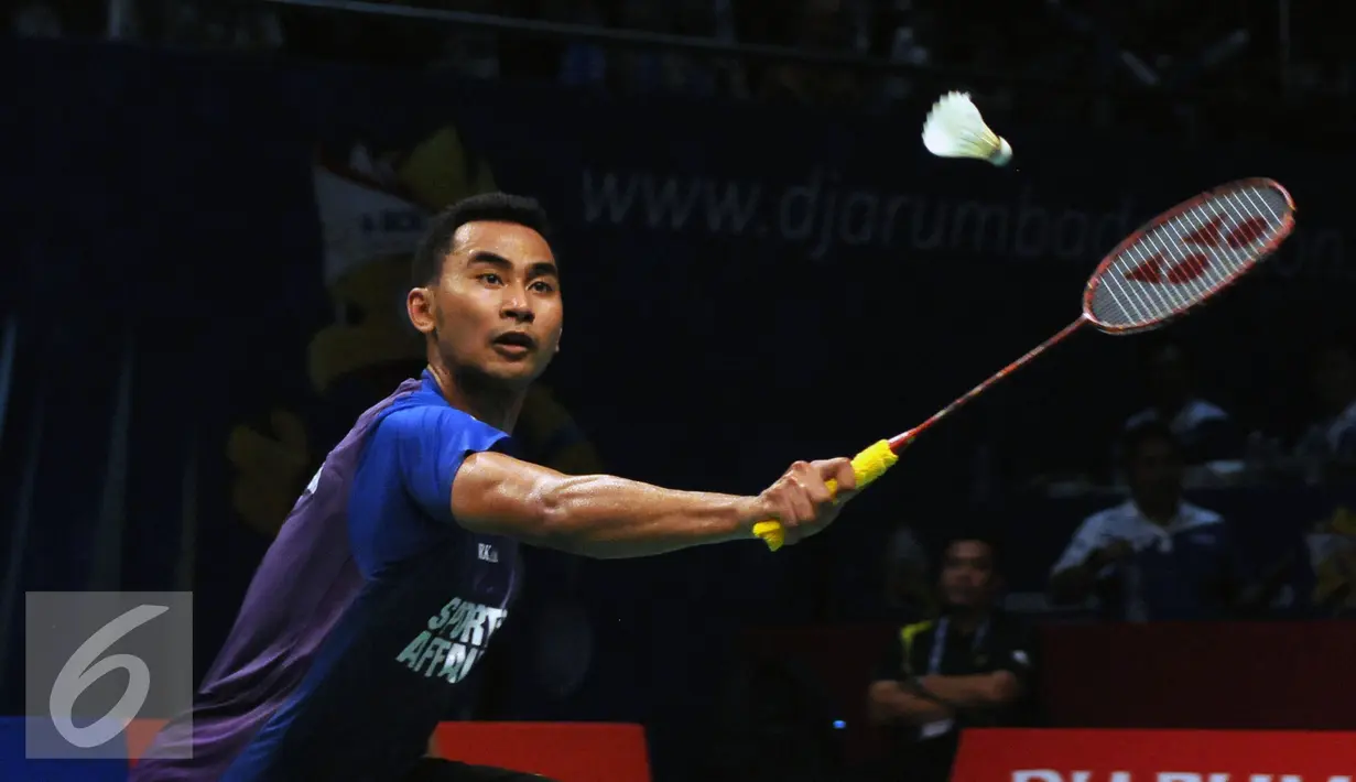 Pebulutangkis tunggal putra Indonesia, Tommy Sugiarto berusaha mengembalikan bola saat melawan pemain Hong Kong, Wei Nan di BCA Indonesia Open 2016 di Istora Senayan Jakarta, Rabu (1/6/2016). Tommy kalah 16-21, 14-21. (Liputan6.com/Helmi Fithriansyah)