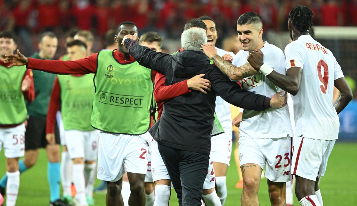 Sejumlah pemain AS Roma menghampiri pelatih, Jose Mourinho setelah berhasil menahan imbang Bayer Leverkusen dengan skor 0-0 di BayArena, Jumat (19/05/2023) dini hari WIB. AS Roma lolos ke final setelah unggul agregat 1-0. Satu-satunya gol skuad asuhan Jose Mourinho diciptakan Edoardo Bove yang tercetak di leg pertama yang berlangsung di Olimpico. (AFP/Ina Fassbender)