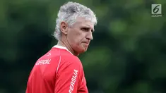 Pelatih Persija Jakarta, Ivan Kolev mengamati pemainya pada sesi latihan di lapangan Sutasoma, Jakarta, Rabu(16/1). Lima pemain Persija tidak hadir pada latihan perdana bersama Ivan Kolev. (Bola.com/Yoppy Renato)