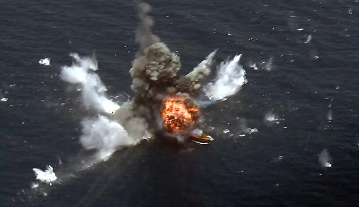 Rudal menghantam kapal target saat latihan militer Iran di Teluk Oman, Kamis (18/6/2020). Para analis militer negara-negara Barat menyebut Iran sering melebih-lebihkan kemampuan persenjataannya. (Iranian Army office/AFP)