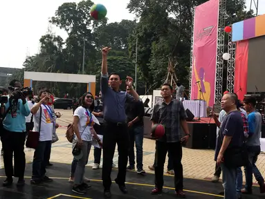 Calon Gubernur Basuki Tjahaja Purnama (Ahok) mencoba memasukkan bola ke keranjang saat mengunjungi acara Jakarta Beragam (JakGram) di Plaza Selatan, Gelora Bung Karno, Jakarta, Sabtu (15/4). (Liputan6.com/Johan Tallo)