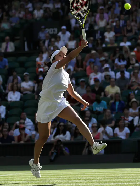 Petenis asal Jepang, Kurumi Nara berusaha mengembalikan bola pukulan Petenis Rumania Simona Halep saat bertanding pada hari kedua tunggal putri Kejuaraan Tenis Wimbledon di London, (3/7). (AP Photo / Ben Curtis)