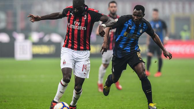 Aksi Tiemoue Bakayoko melewati Asamoah pada laga lanjutan Serie A yang berlangsung di Stadion San Siro, Milan, Senin (18/3). Inter Milan menang 3-2 atas AC Milan. (AFP/Miguel Medina)