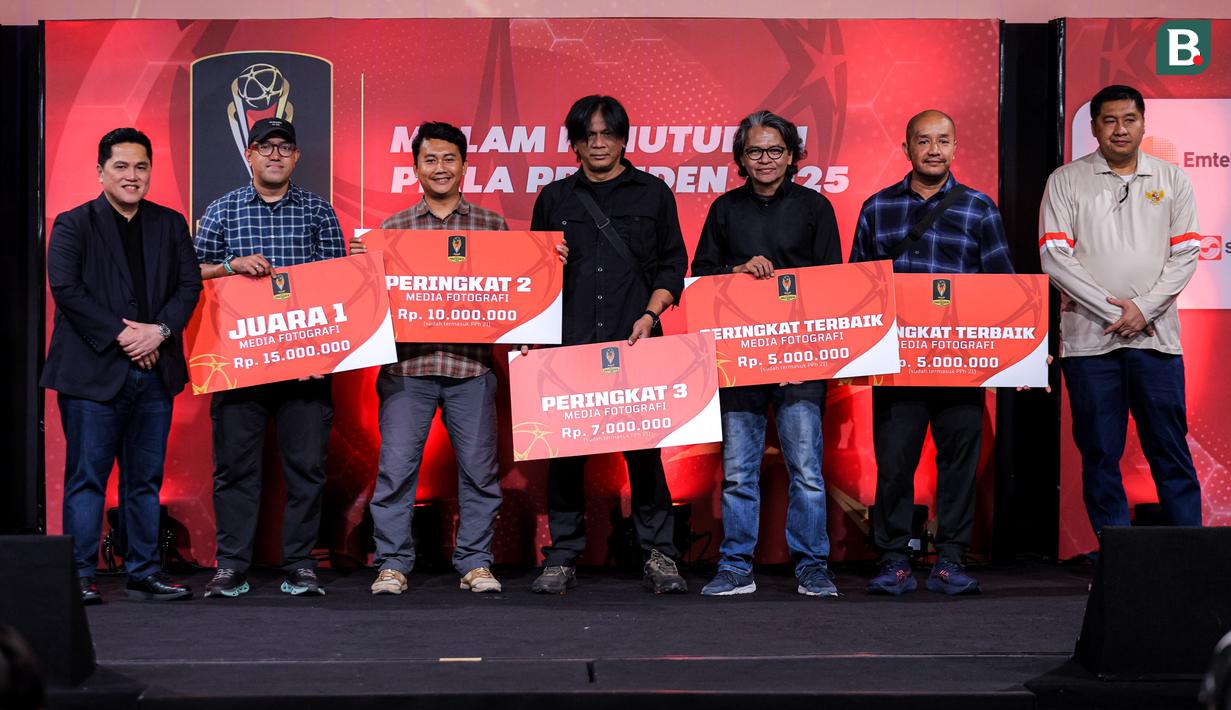 Fotografer Liputan6.com/Helmi Fitriansyah (tengah) mendapatkan peringkat ketiga kategori fotografi dalam acara Malam Penutupan Piala Presiden 2025 di Studio 8 SCTV Tower, Senayan City, Minggu (12/04/2026) malam WIB. (Bola.com/Bagaskara Lazuardi)
