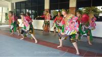 Para mahasiswa Australia saat tampil menarikan tarian Turonggo Yakso, sebagai bagian mengenal budaya Indonesia. (Totok/suarasurabaya.net)
