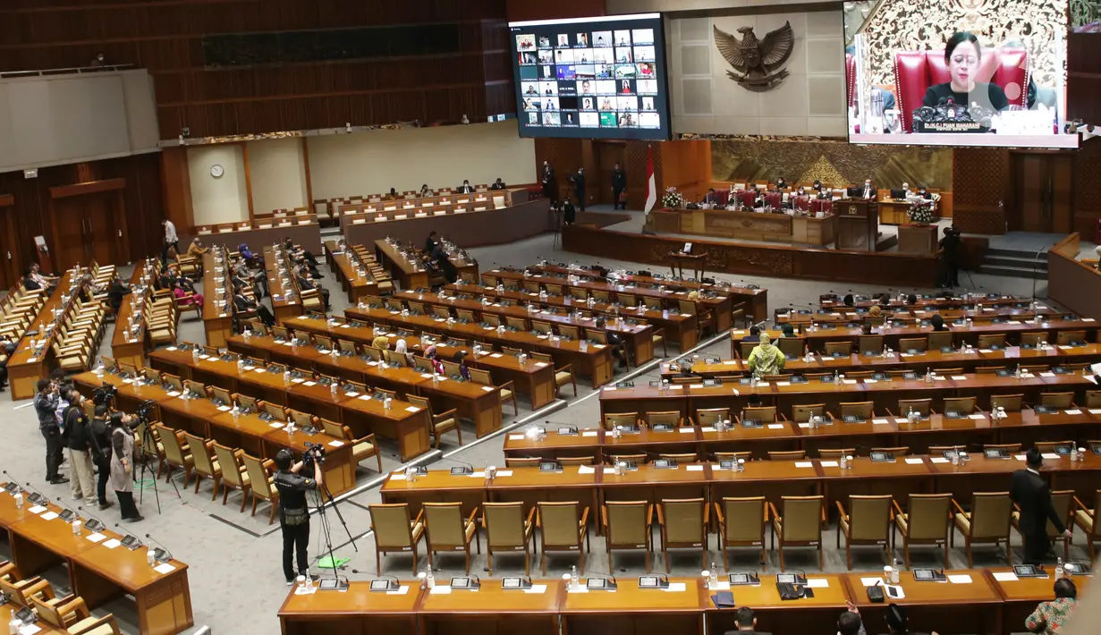 Sejumlah anggota DPR mengikuti Rapat Paripurna ke-23 DPR RI di Kompleks Parlemen, Senayan, Jakarta, Selasa (24/5/2022). Agenda rapat paripurna membahas pembicaraan tingkat II/pengambilan keputusan terhadap RUU tentang perubahan kedua atas undang-undang nomor 12 tahun 2011 tentang pembentukan peraturan perundang-undangan. (Liputan6.com/Angga Yuniar)