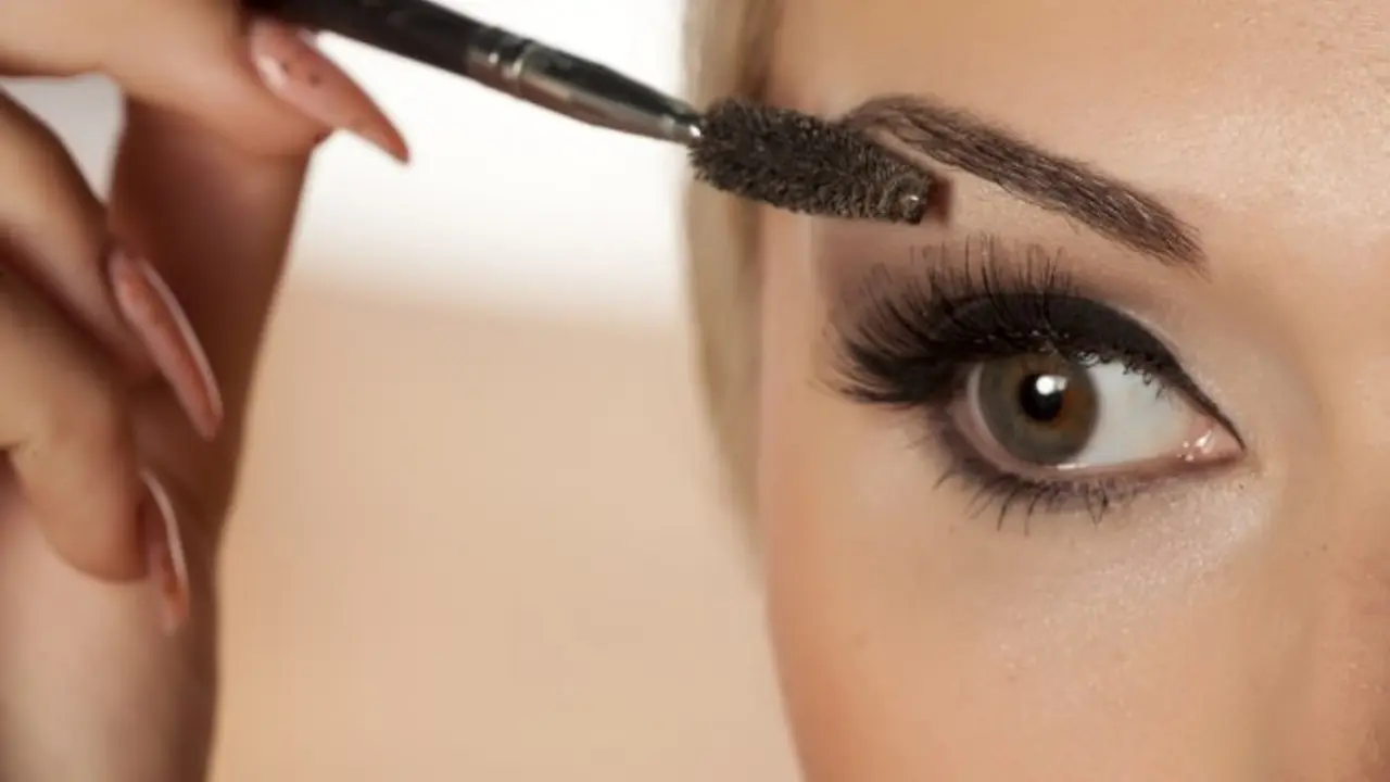 Meski Ngantuk, Wanita ini Dapat Memulaskan Makeup dengan Sempurna