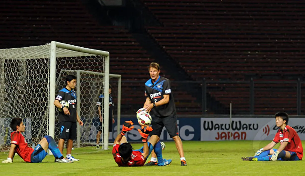 Tiga penjaga gawang Gamba Osaka berlatih secara terpisah di Stadion GBK Jakarta, Jumat (23/1/2015). Gamba Osaka akan melakukan laga uji coba melawan Persija Jakarta pada Sabtu (24/1). (Liputan6.com/Helmi Fithriansyah)
