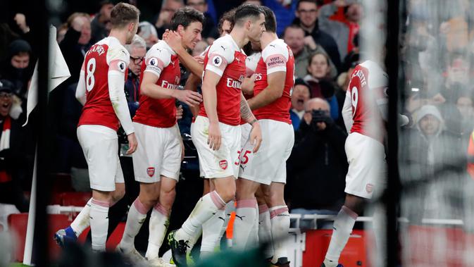 Bek Arsenal, Laurent Koscielny (kedua kiri) berselebrasi dengan rekannya usai mencetak gol ke gawang Chelsea pada pertandingan lanjutan Liga Inggris di stadion Emirates di London (19/1). Arsenal menang 2-0 atas Chelsea. (AP Photo/Frank Augstein)